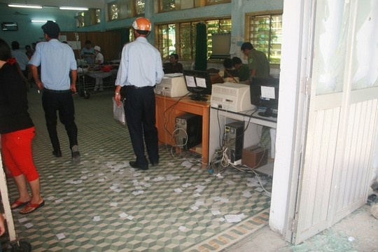 Giấy tờ bị Quý hất vương vãi khắp phòng.