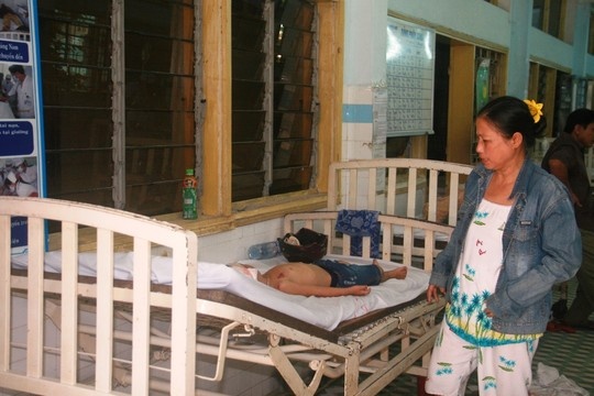 Con bi tai nan, cha xong vao benh vien dap pha hinh anh