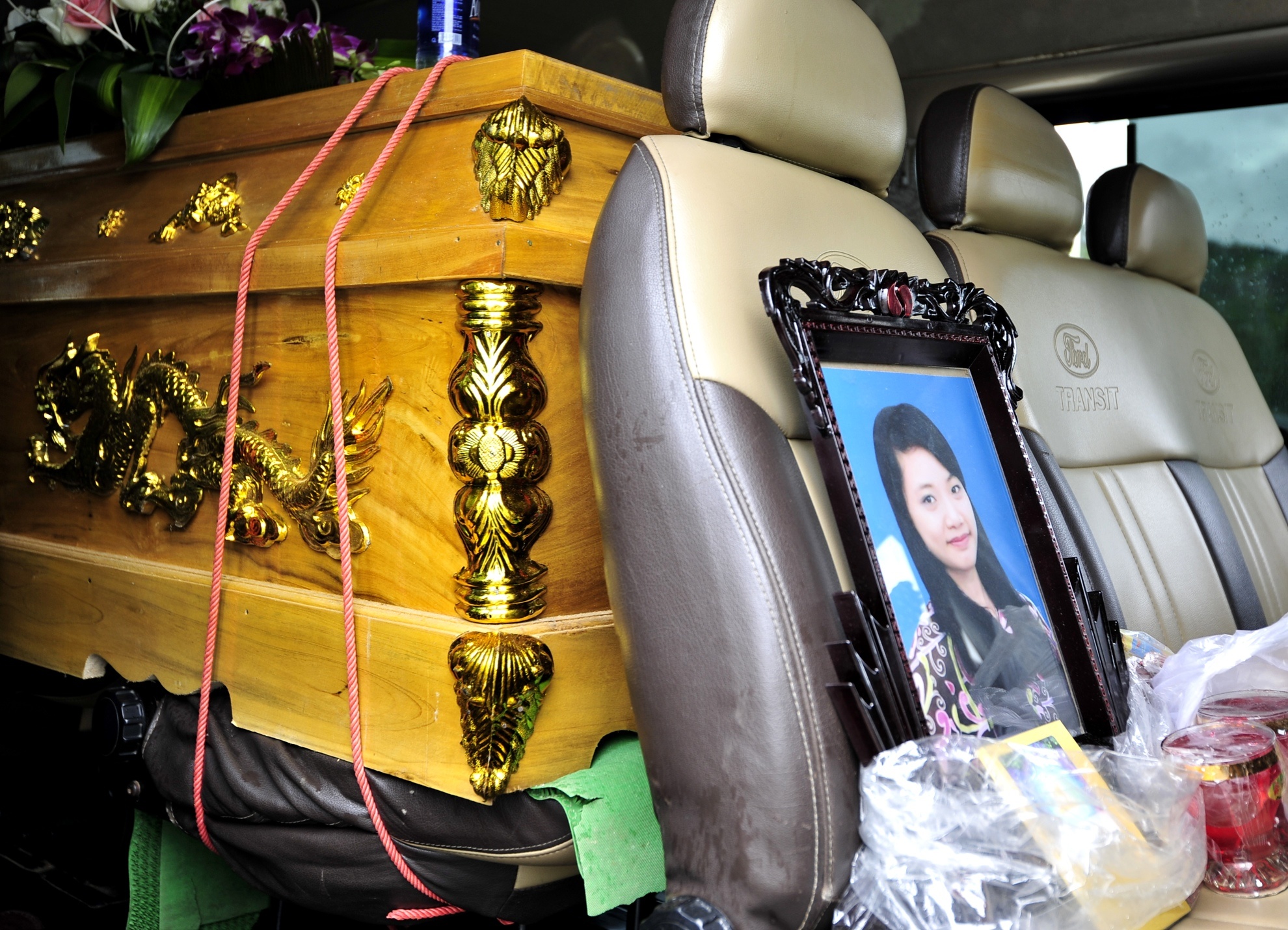 Nhiều chiếc xe du lịch đã phải tháo bớt ghế để có thể đặt được di quan và người nhà. Theo thông tin từ ông Đỗ Dương Quân, trước mắt đơn vị có xe gây tai nạn và bộ GtVt, UBnd Lào Cai hỗ trọw hơn 20 triệu với người bị chết Chiếc xe đầu tiên chở thi hài nữ sinh Bùi thị Hương lăn bánh để về quê hương Hà Nam, người nhà của cô tất bật để lo thủ tục tai bệnh viện và thông báo về quê hương lo hậu sự.