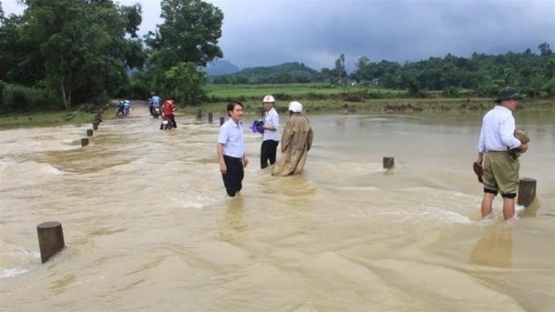 Co gai quen minh cuu 2 em nho hinh anh