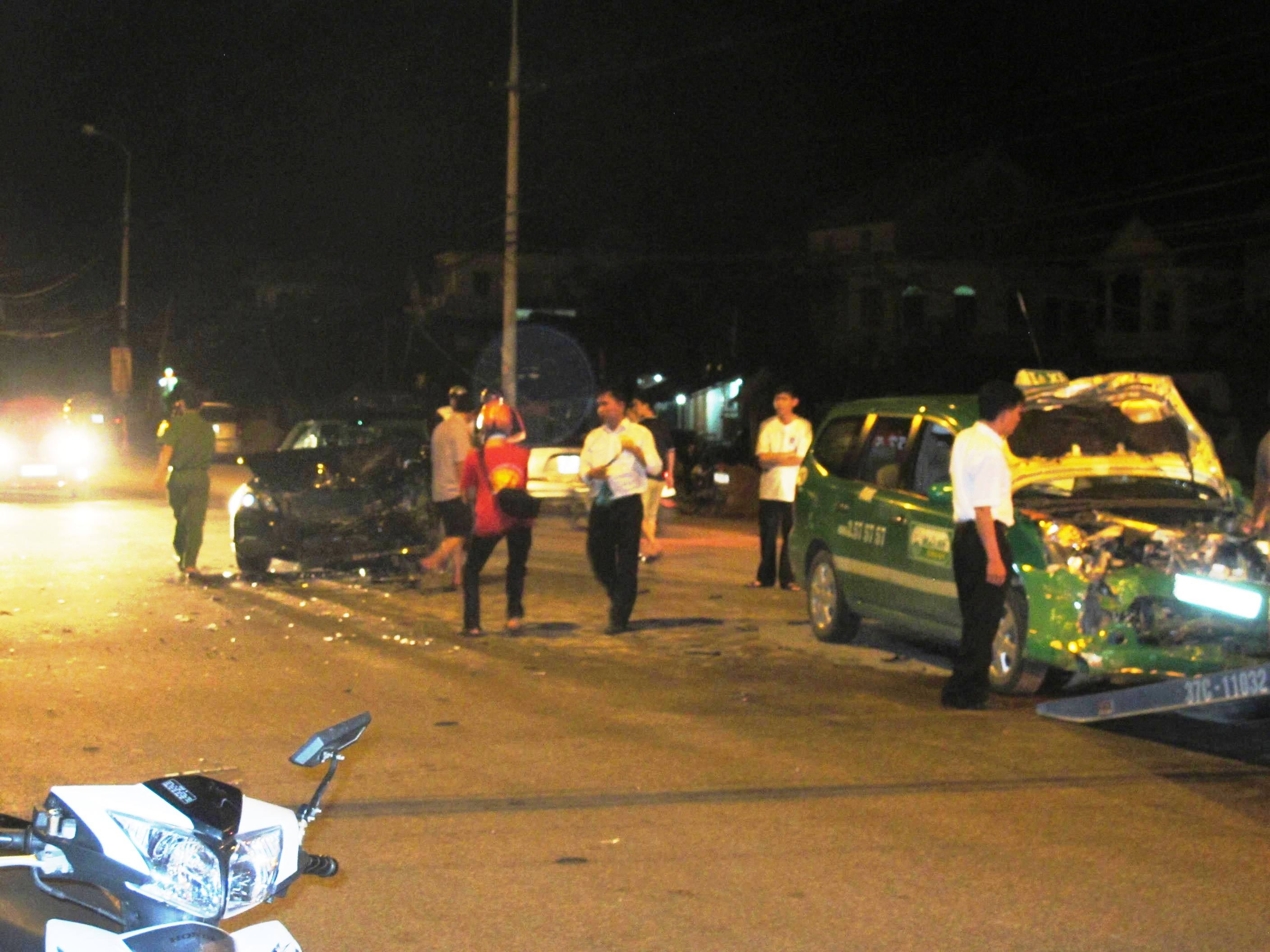 Nhân chứng tại hiện trường cho biết, thời điểm nói trên, chiếc xe 4 chỗ chạy trên đường Nguyễn Sỹ Sách lạng lách, lấn đường hướng từ ga Vinh về bệnh viện đa khoa Nghệ An. Khi đến trước số nhà 68 bất ngờ đâm đối đầu với xe taxi 7 chỗ do anh Lê Bá Lợi (35 tuổi, ở phường Đông Vĩnh, TP Vinh) điều khiển đi ngược chiều. 