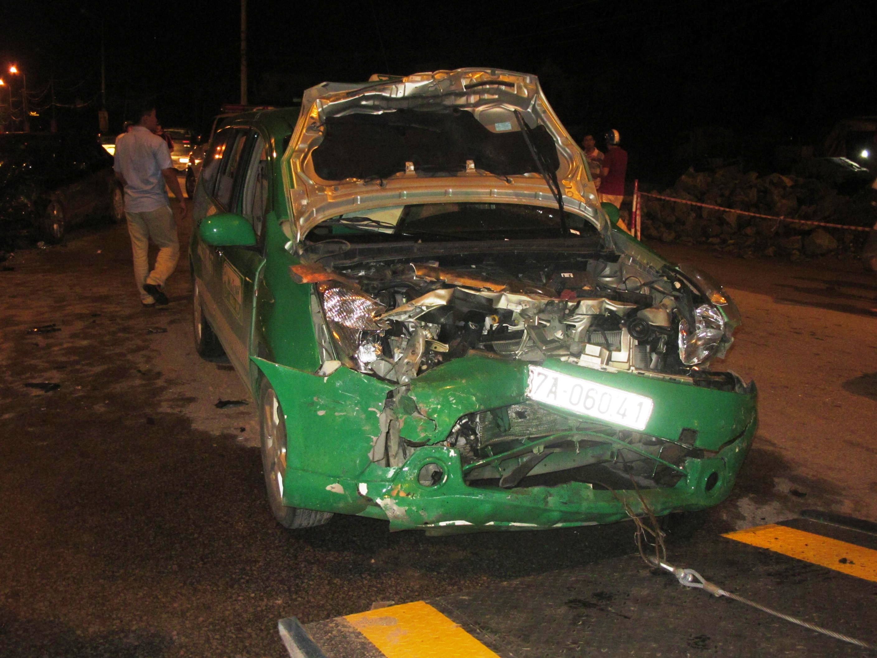 Cú đâm cực mạnh khiến chiếc xe taxi bị bật quay ngược lại và đẩy lùi khoảng 10m, tài xế Lợi bị thương nặng nằm gục trước vô lăng xe. 