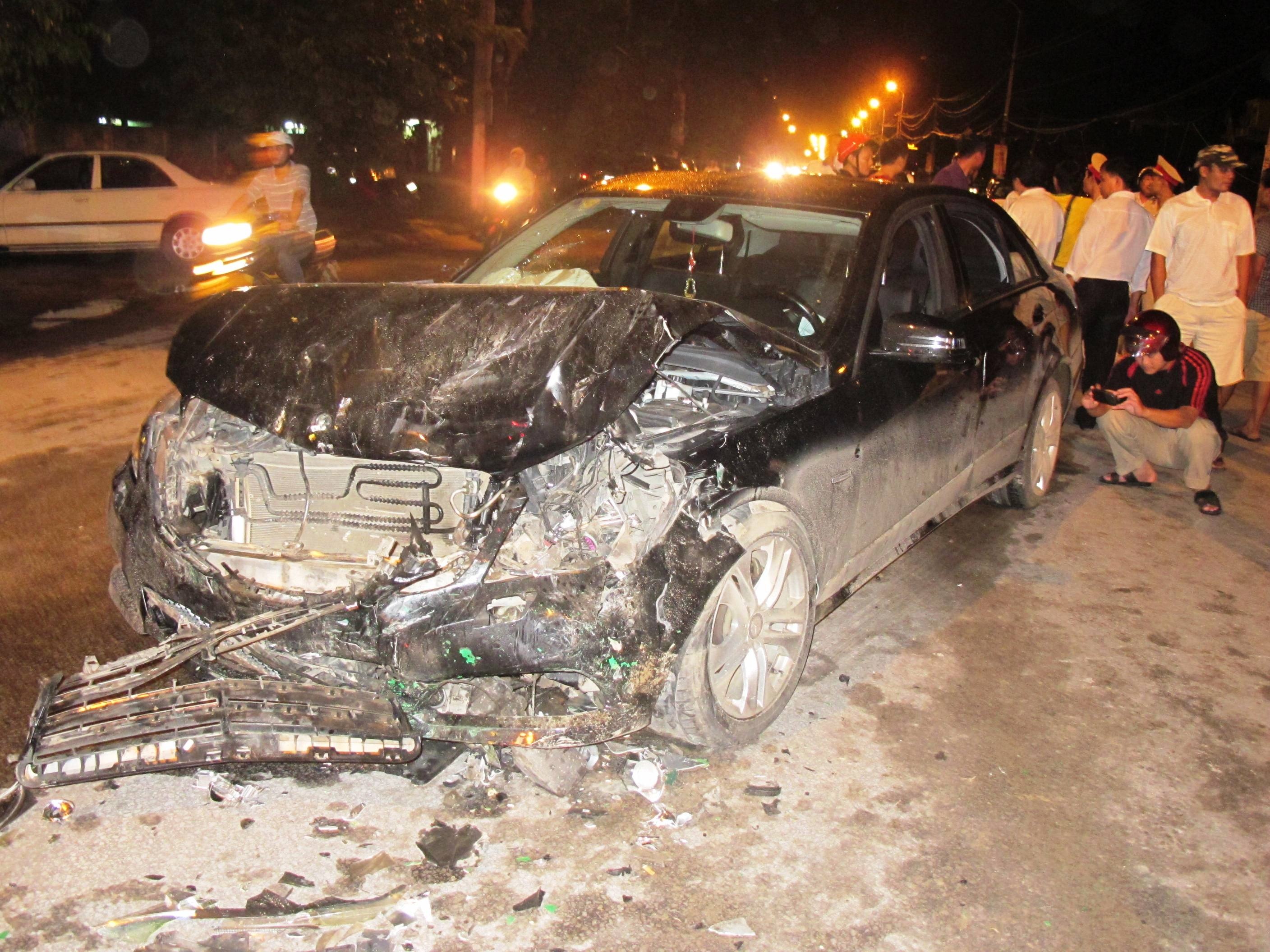 Xe sang dam doi dau xe taxi tren pho giua dem khuya hinh anh