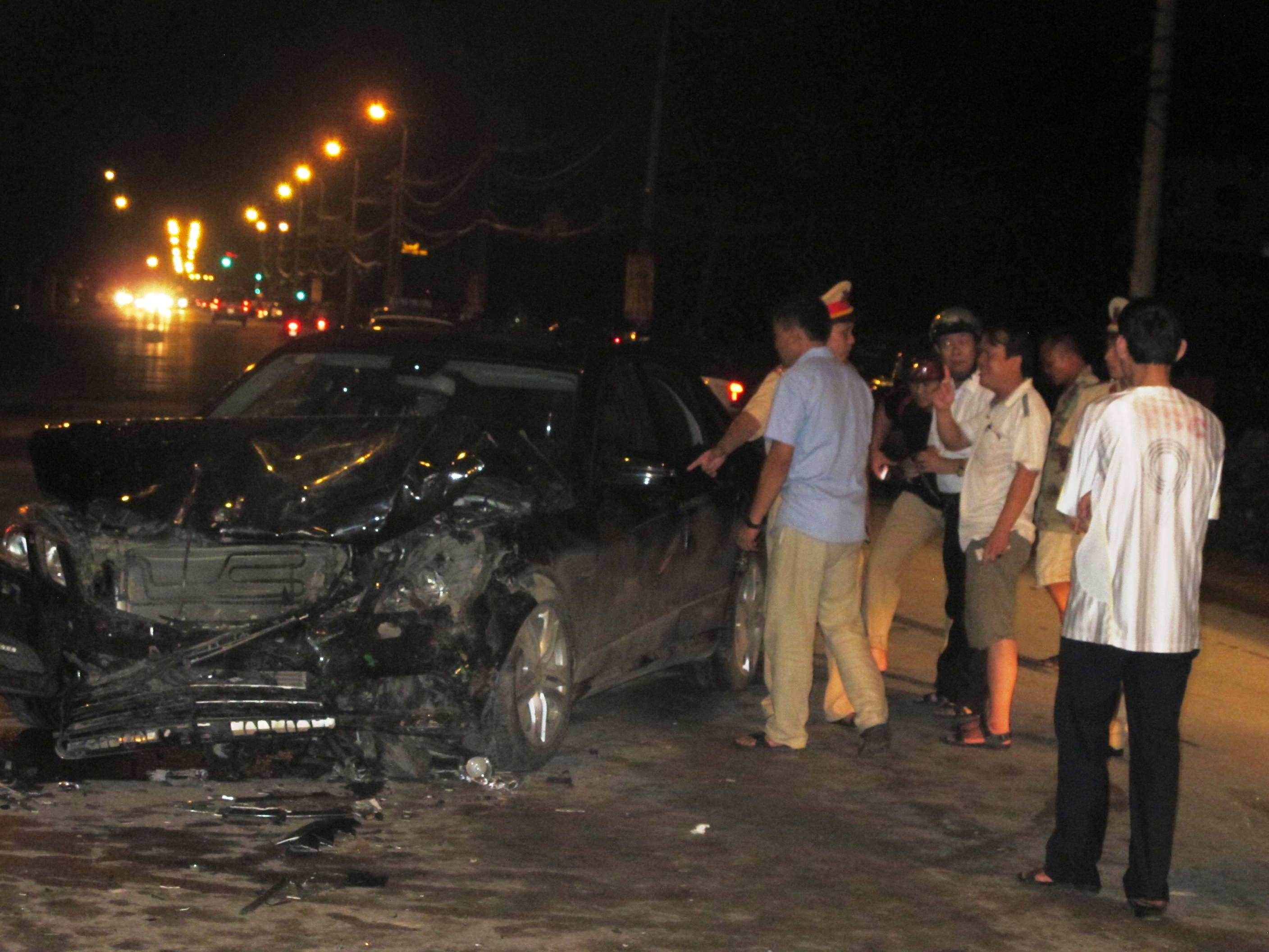 Hiện trường cho thấy xe Mercedes chạy lấn đường. Một số người chứng kiến tai nạn cho hay, tài xế xe này nồng nặc mùi rượu, có biểu hiện say xỉn. Hai chiếc xe tai nạn nằm chắn gần hết đường cũng gây khó khăn cho các phương tiện tiện qua lại.