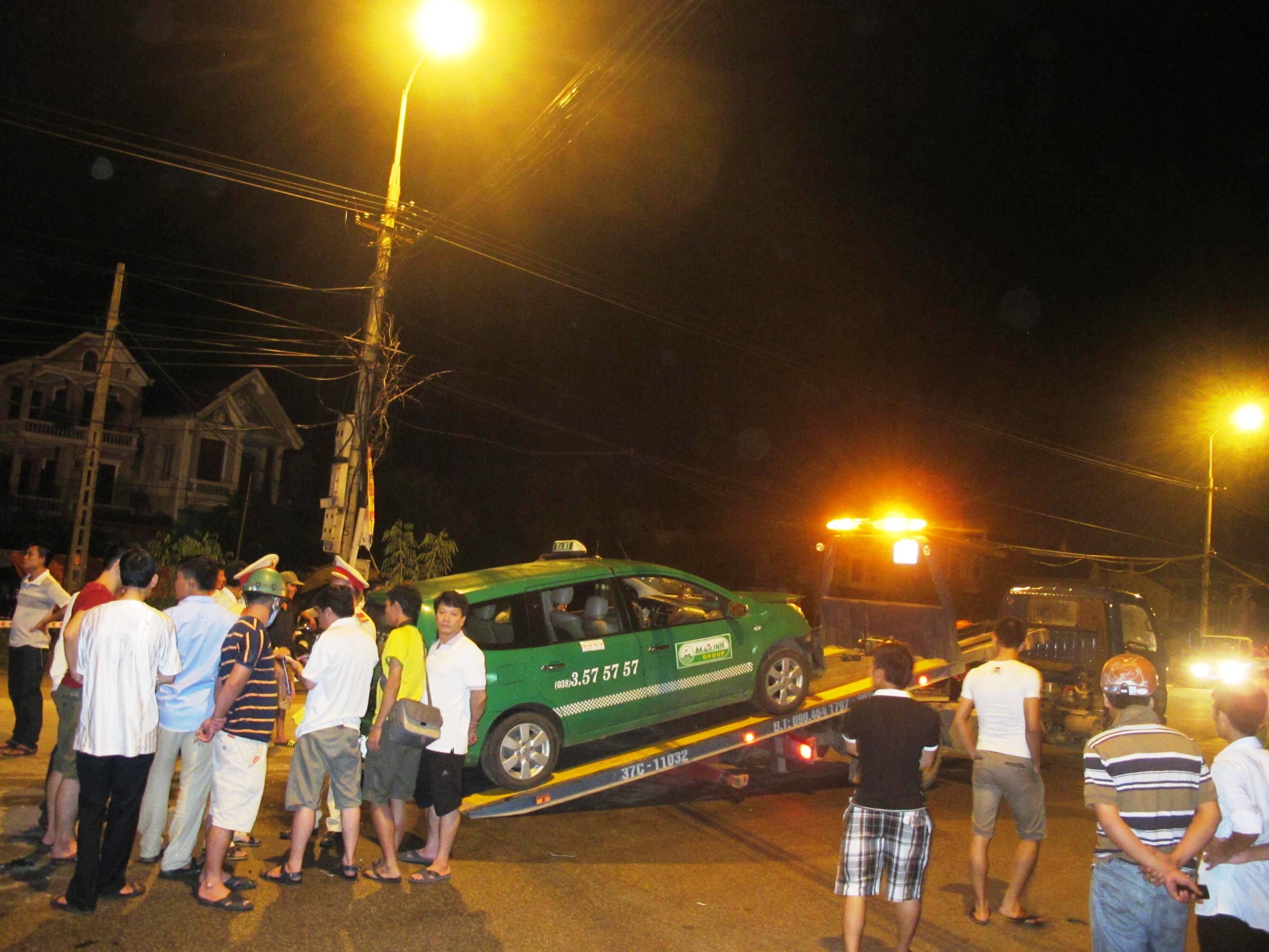 Nhận tin báo, lực lượng CSGT TP Vinh có mặt để giải tỏa hiện trường, khám nghiệm, điều tra nguyên nhân xảy ra tai nạn. Đến 23h công việc khám nghiệm hoàn tất, hai xe gặp nạn được đưa về trụ sở để tiếp tục điều tra, xử lý.