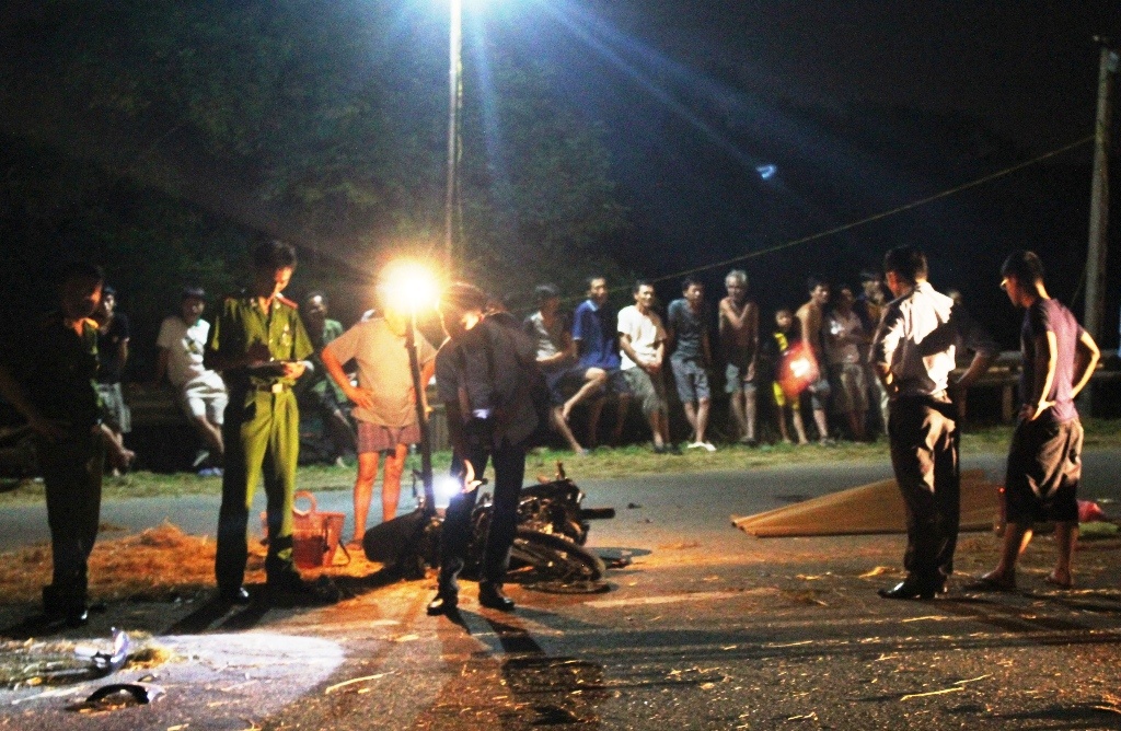 Xe may dau dau trong dem, 1 nguoi tu vong hinh anh