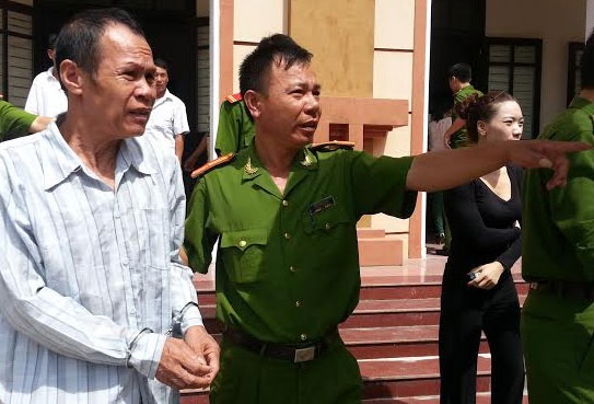 Vo loan tin chong doi bai voi be gai 12 tuoi hinh anh