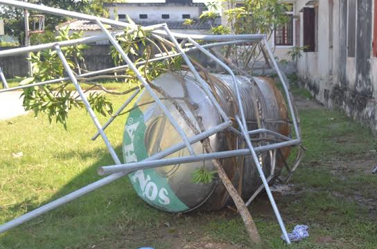 Do thap nuoc rua tay, 2 be trai tu vong trong san truong hinh anh