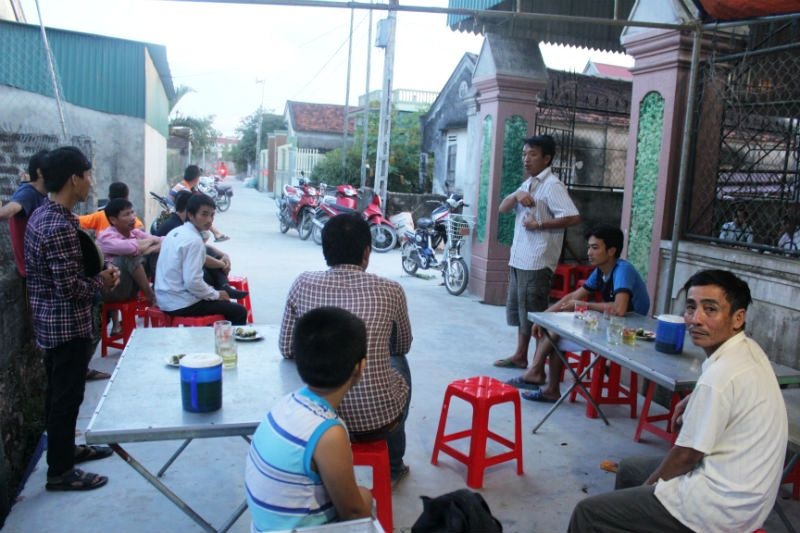 Người dân đến chia buồn, đưa tang hai nạn nhân xấu số.