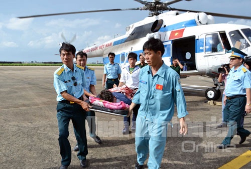 Dung Mi-171 chuyen benh nhan tu dao Tho Chu ve dat lien hinh anh