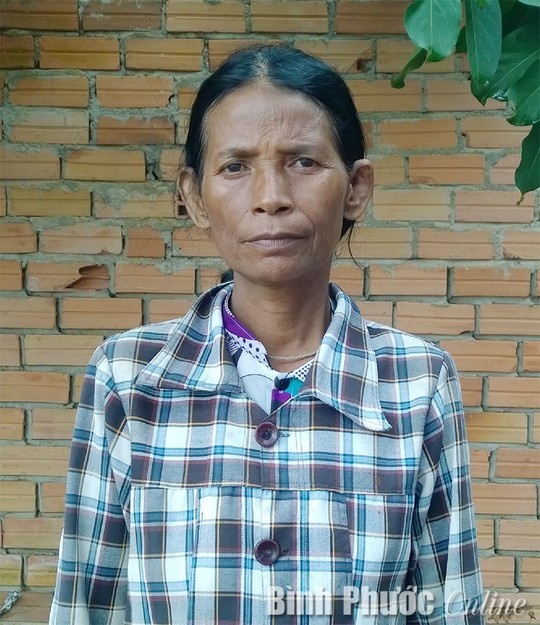 Bà Thị Hấp đang rất lo lắng ngóng tin con.