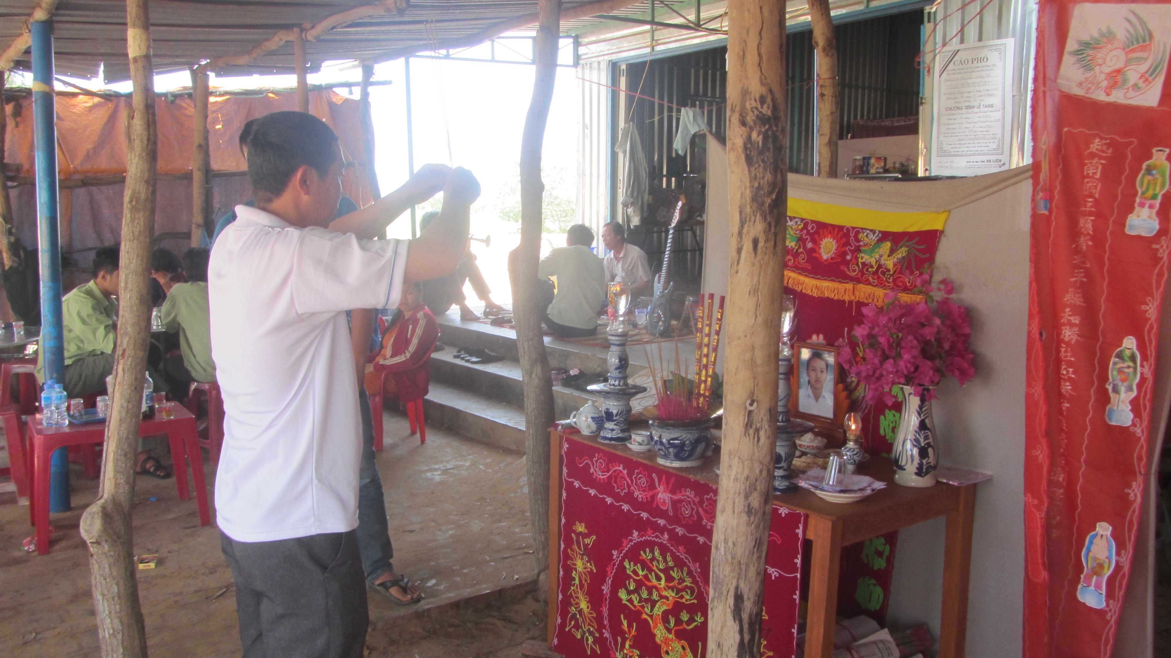 Người dân đến viếng đám tang em Xay.