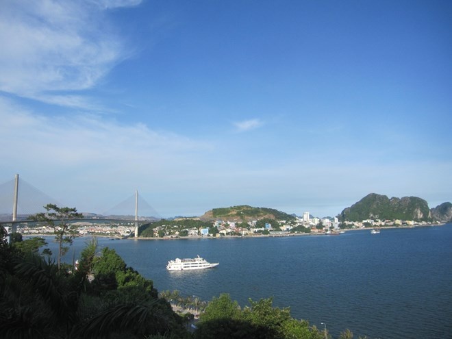 Sap co he thong cap treo tren vinh Ha Long hinh anh