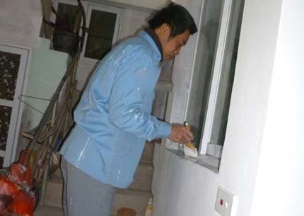 Nguoi dan ong 8 nam tu be gach, tron vua xay 9 tang nha hinh anh