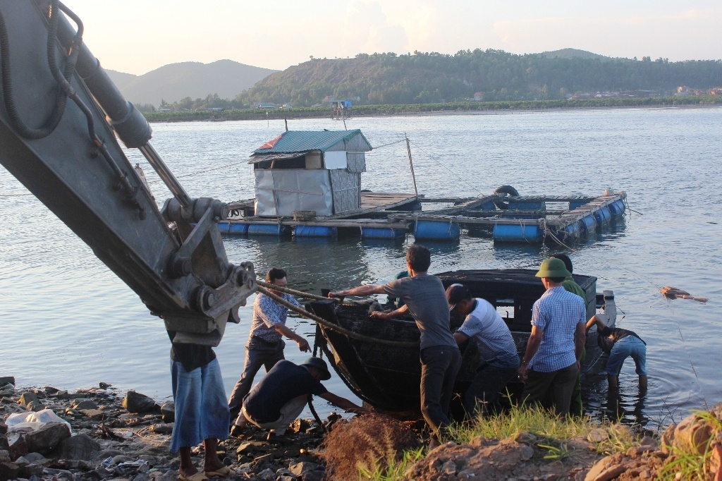 Chiếc tàu phát hỏa được đưa vào bờ chiều ngày 14/9.