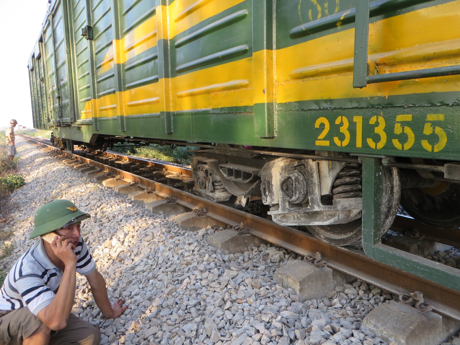 Tau gay truc, nhan vien dung xe may duoi 2 km thong bao hinh anh