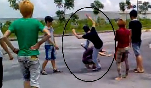 Ba thanh nien hon chien vi co gai, mot nguoi tu vong hinh anh