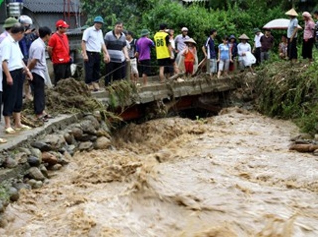Chui vao ong cong tranh lu quet, bi nuoc cuon tu vong hinh anh