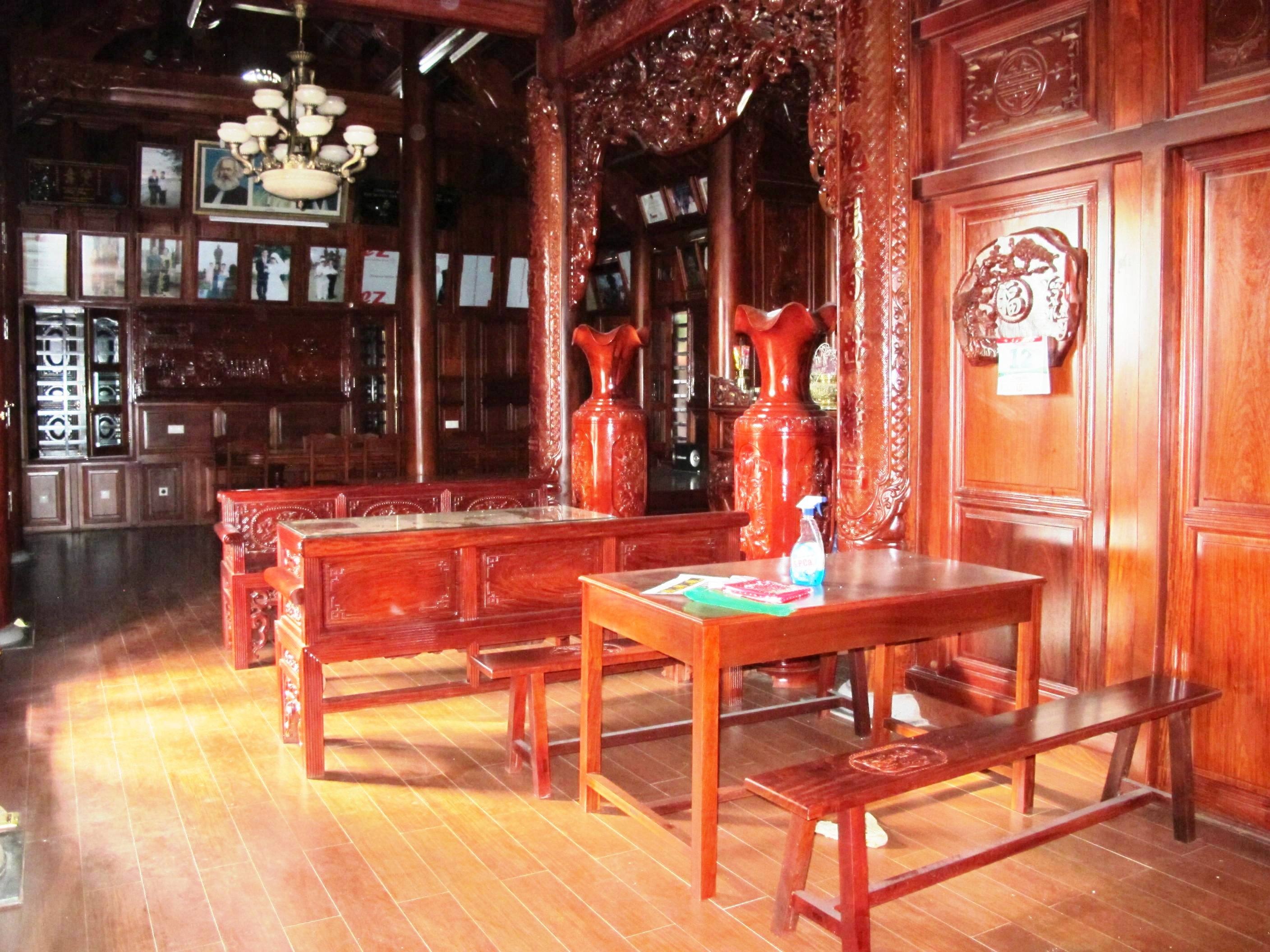 Không gian ngôi nhà rộng rãi, thoáng mát. Vừa bước vào sẽ được ngửi mùi thơm quyến rũ tỏa ra từ gỗ đinh hương.