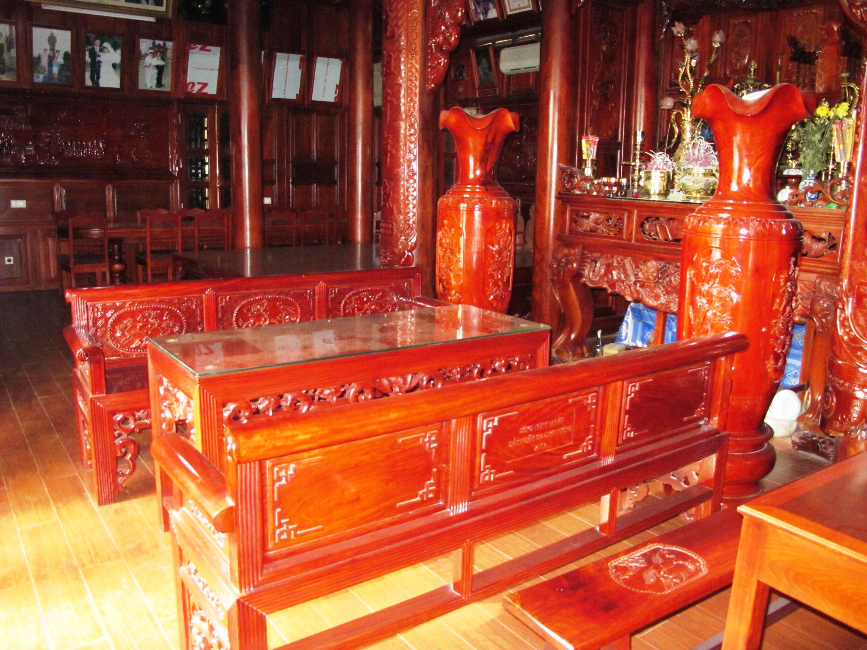 Gian thờ là nơi đặt 2 chiếc lục bình cao 1,8m, đường kính nơi rộng nhất 70cm cũng được làm bằng gỗ đinh hương. Xung quanh hai chiếc lục bình cũng được chạm trổ rất sắc nét.