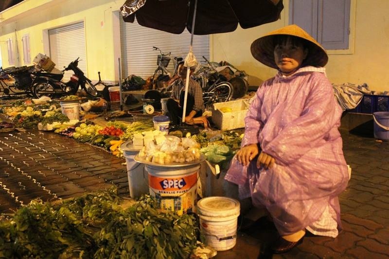 Tranh nhau hoi tien cua nguoi ban rau bi gio thoi bay hinh anh