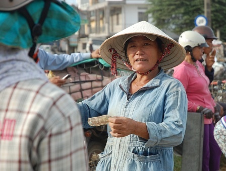  Với mỗi con heo phải bồng đi xa vài trăm mét, được trả công . 
