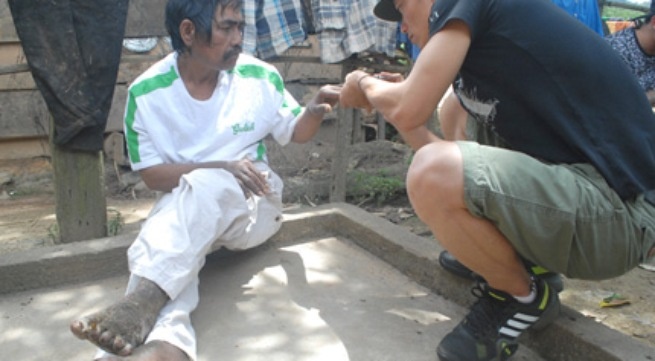 Nguoi dan ong mang tieng 'ma rung' vi chan tay bong hoa sung hinh anh