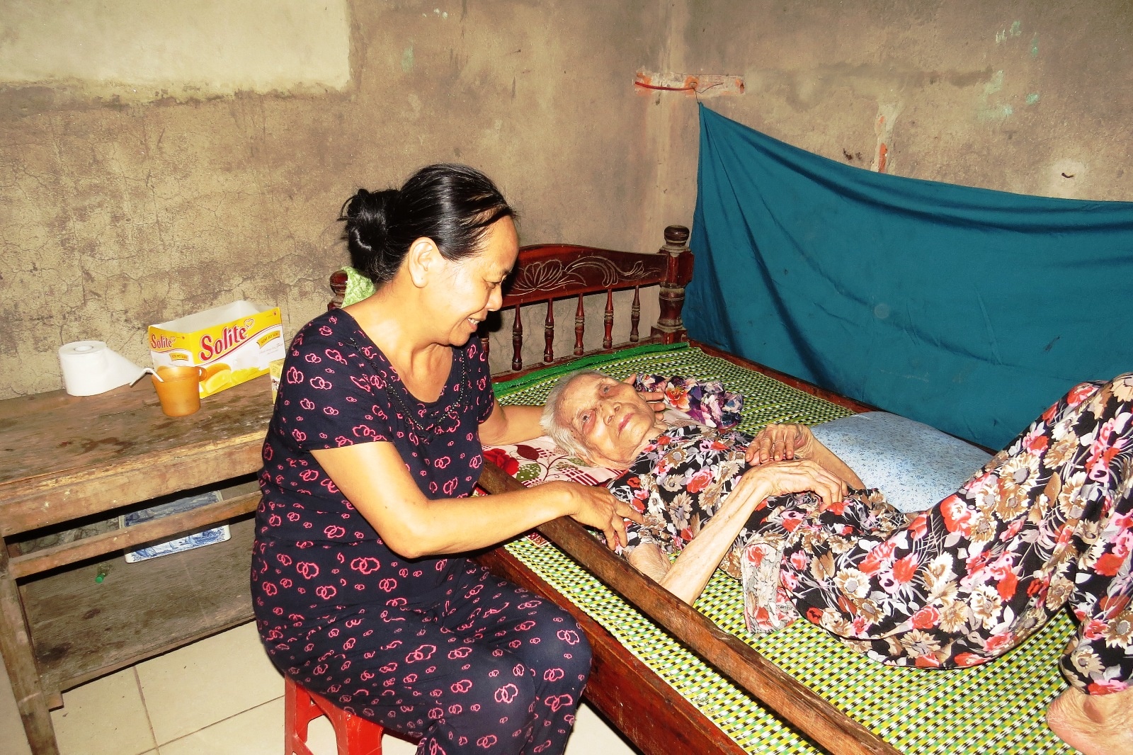 Cụ bà (106 tuổi) nằm một chỗ nhờ vợ chồng con trai thứ 3 chăm sóc.