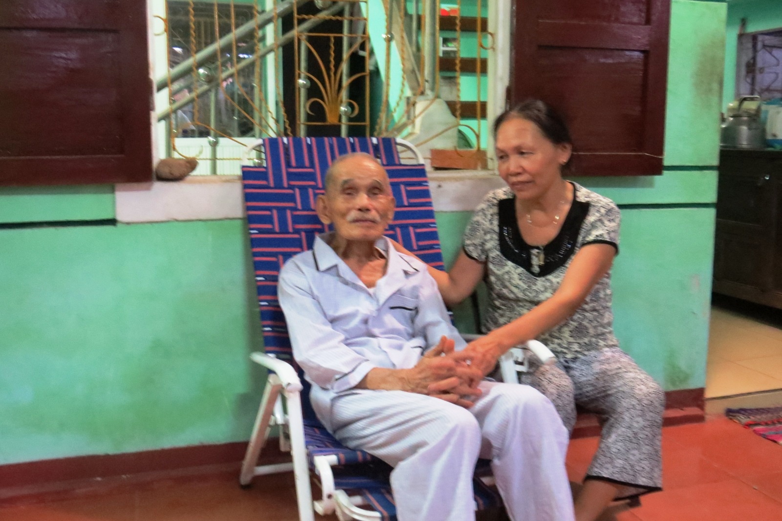 Và đây là cụ ông (104 tuổi) bên người vợ của người con trai thứ 2.