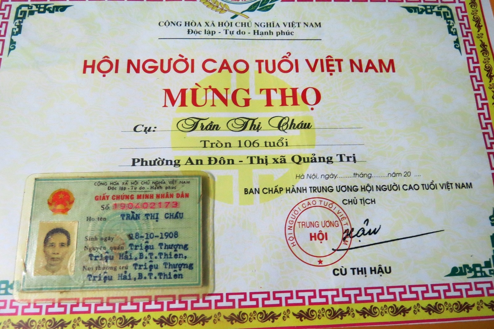 Giấy mừng thọ và chứng minh của hai cụ.