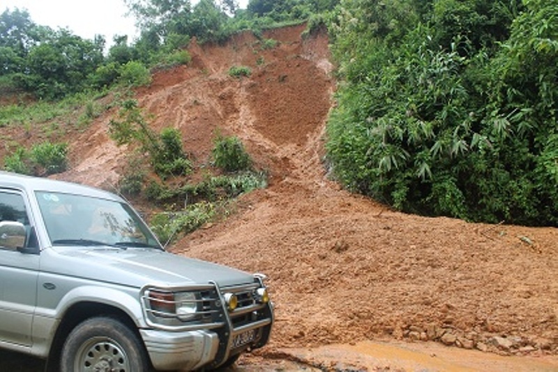 Về giao thông, tuyến quốc lộ 7 có nhiều đoạn bị sạt lở gây khó khăn cho các phương tiện qua lại.