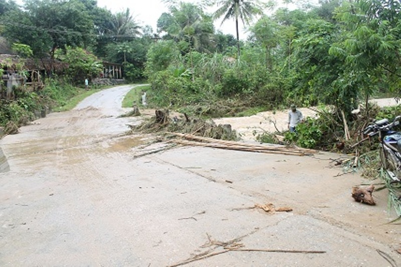 Nhiều tuyến đường liên xã cũng bị mưa lũ làm đất đá tràn ra đường. 