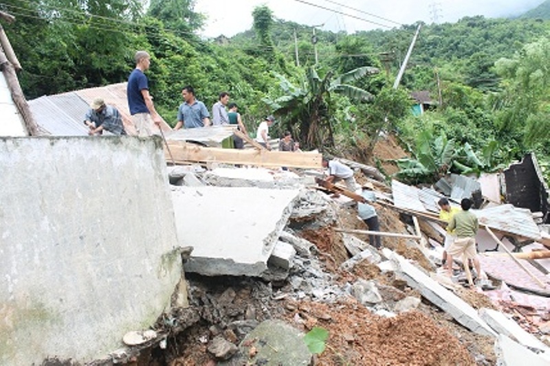 Trận mưa lớn xảy ra đột ngột đã làm cho một ngôi nhà chị Lô Thị Tâm ở xã Yên Na bị đổ sập hoàn toàn. Ngoài ra nhà của anh Phan Trọng Hoàn bị nước lũ cuốn trôi. 