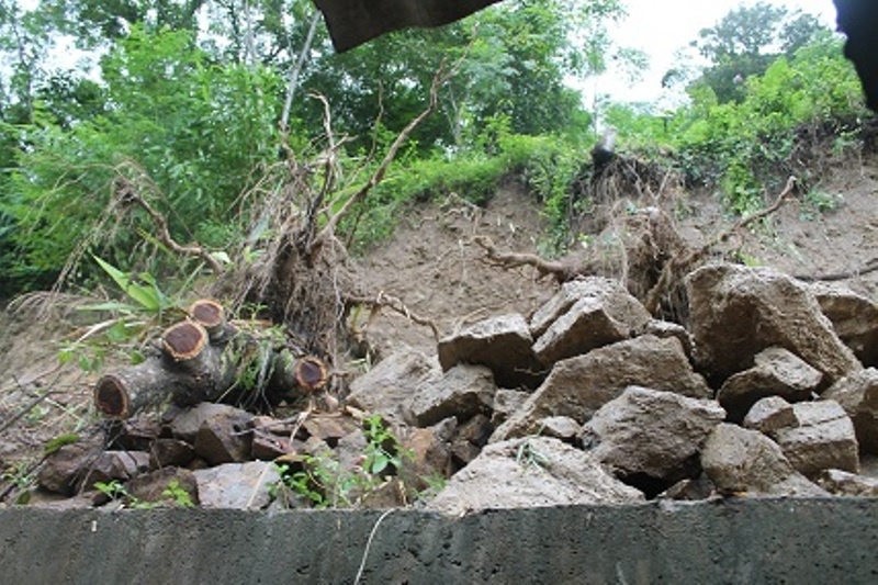 hay đồi núi cũng bị sạt lở nghiêm trọng. Hiện tại huyện Tương Dương đang triển khai công tác khắc phục hậu quả khi cơn mưa đã tạnh. 