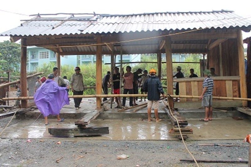 Hình ảnh người dân di dời nhà khẩn cấp sau khi bị sạt lở nghiêm trọng, đe dọa đến đời sống của bà con. Theo thống kê sơ bộ, toàn huyện có 16 nhà ở xã Yên Na phải di dời khẩn cấp, ở xã Tam Thái có 18 nhà bị sạt lở, cũng thuộc diện cần di dời gấp vì đang nằm trong vùng đặc biệt nguy hiểm.