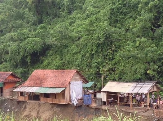 Tại huyện Tương Dương (Nghệ An) hiện đã có nhà sập. Trong ảnh là ngôi nhà nằm bên bờ sông có nguy cơ bị sập do đất đai sạt lở. Ảnh Minh Trí 