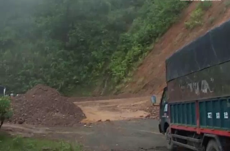 Nhiều tuyến đường bị sạt lở nghiêm trọng gây khó khăn cho các phương tiện giao thông.