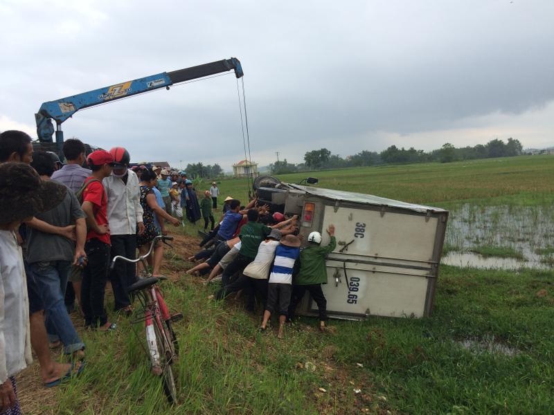 Mac ao mua, hai ong chau bi xe tai tong chet hinh anh