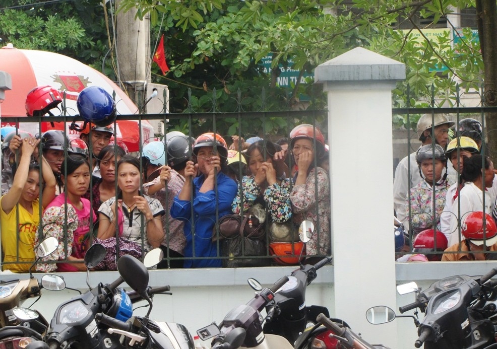 Hàng trăm người dân đứng ngoài khuôn viên tòa để theo dõi phiên xử qua loa phóng thanh.