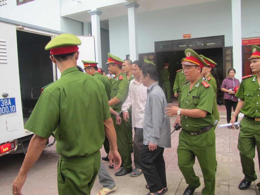 Phiên tòa kết thúc, các bị cáo được dẫn ra xe thùng đưa về trại tạm giam chờ ngày thụ án.
