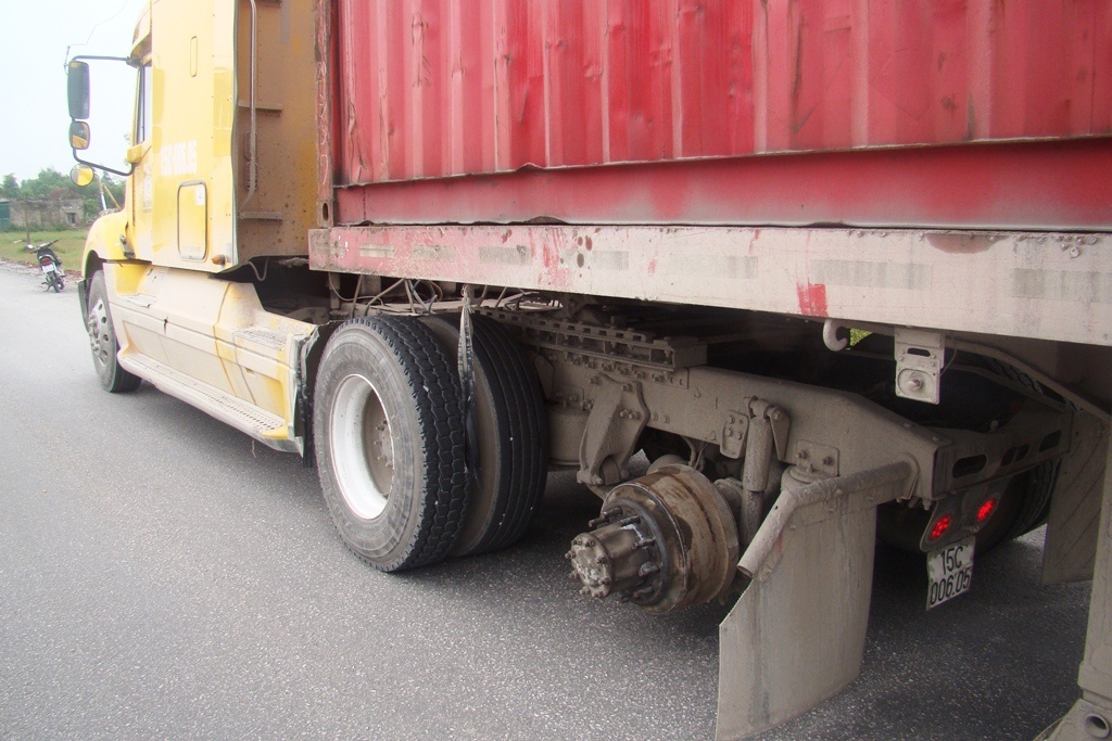 Lop roi khoi truc xe container, 2 me con chet tham hinh anh