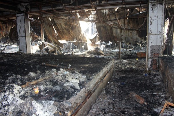 Căn phòng này khá rộng với sân khấu lớn và rất nhiều ghế ngồi. Tuy nhiên những chiếc ghế ở đây giờ chỉ còn khung sắt.