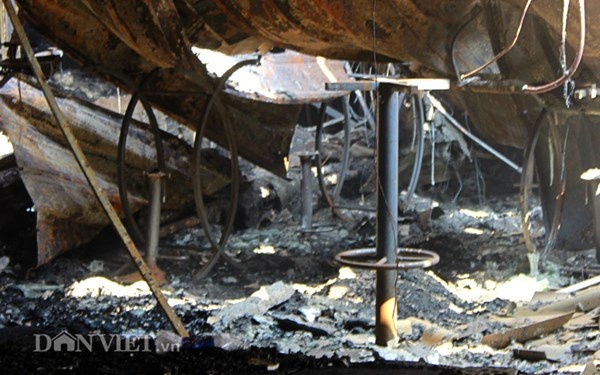 Những chiếc ghế ngồi trong phòng lớn tầng 1 bar Luxury chỉ còn trơ khung sắt.