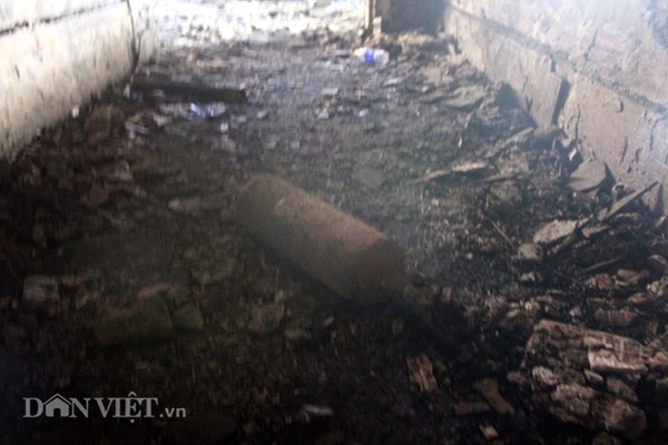 Bình cứu hỏa mini bị bỏ lại trong phòng lớn 1 của tầng 1 bar Luxury.