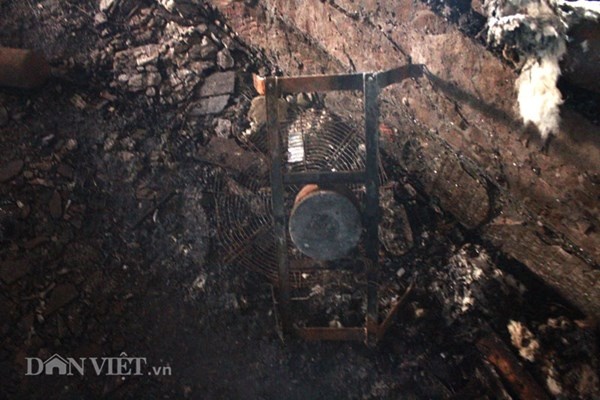 Một chiếc quạt công suất lớn cũng bị thiêu cháy còn trơ khung sắt.