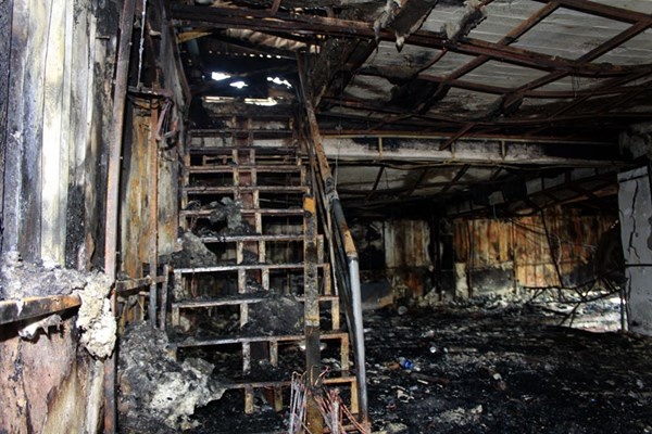 Chiếc cầu thang dẫn lên tầng 2 của bar Luxury.