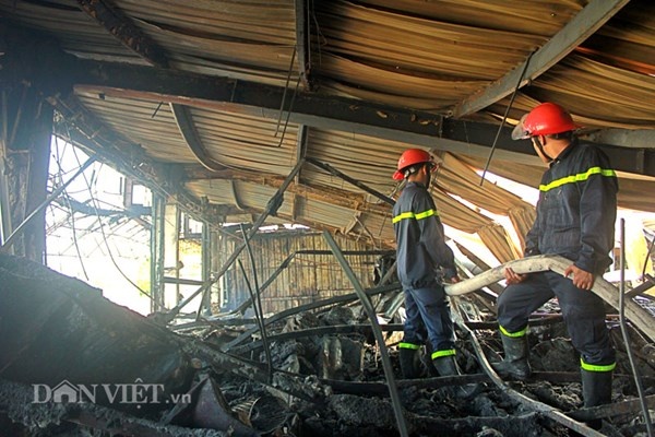 Do một số tấm mút vẫn còn cháy âm ỉ nên chiều ngày 24.9, lực lượng cứu hỏa lại phải quay lại Luxury để tiếp tục dập tắt ngọn lửa.