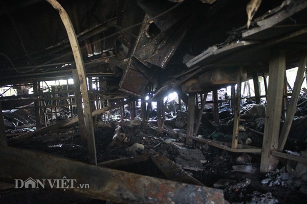 Tầng 2 của Luxury cũng chỉ còn là đống sắt vụn.