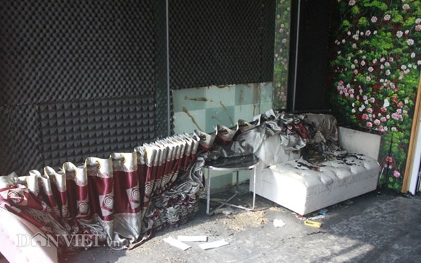 Khung rèm ở phòng lễ tân của bar Luxury (số 153 Yên Phụ, Tây Hồ, Hà Nội) bị kéo sập sau vụ hỏa hoạn.