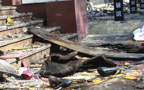 Những chiếc giày người tới bar Luxury bỏ lại sau khi cố chạy thoát khỏi đám cháy đêm 23/9.